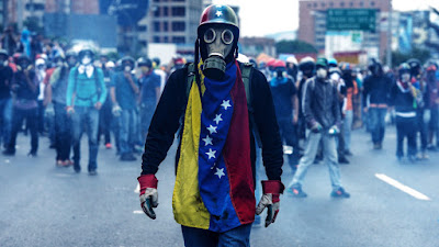 Manifestante de venezuela con máscara antigás