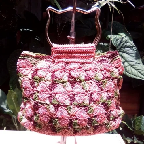 Tas Rajut Motif Bunga Pink Dengan Handle Logam