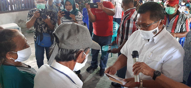 Petrus Fatlolon Serahkan Paket Sembiako ke Masyarakat Ekonomi Lemah di Bomaki, Arui dan Alusi Raya