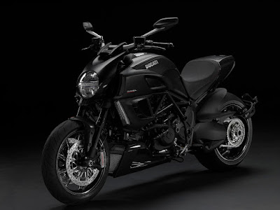 2011_Ducati_Diavel_Carbon_1600x1200_front_angle