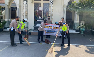 Sambut HUT Lalu Lintas ke 67, Satlantas Polres Sukoharjo Gelar Bakti Religi Bersih-bersih Tempat Ibadah