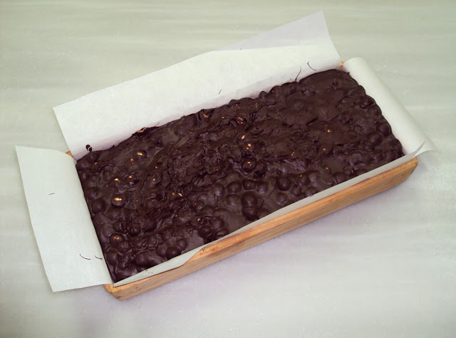 molde de turrón de chocolate con avellanas confitería calvo infiesto