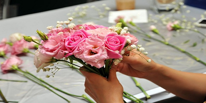 Membuat Hadiah Spesial Rangkaian Bunga Mawar Buat Pacar