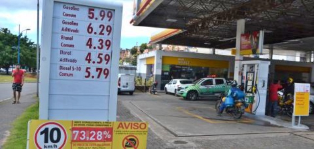 Gasolina chega a R$ 6 e baianos reclamam do aumento