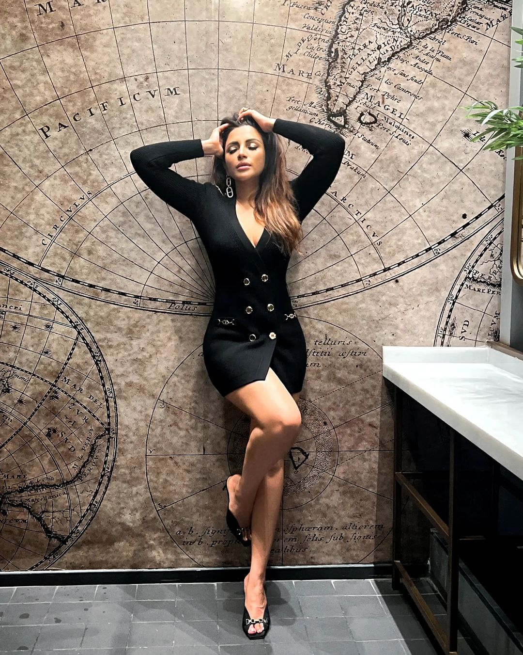 Shama Sikander sexy legs cleavage black outfit
