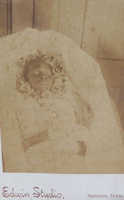 Fotografía post mortem de una niña en el siglo XIX. Fotógrafo Edwin Studio.