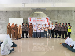 Polwan Polres Enrekang Go To School Edukasi Bermedia Sosial