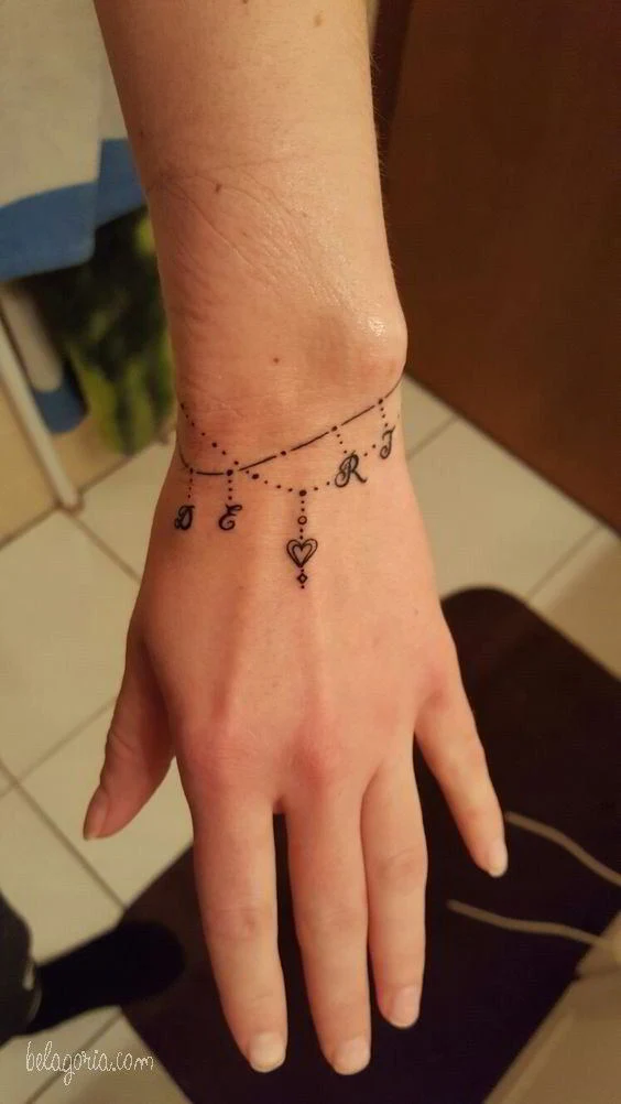 tatuaje de pulsera para una chicas