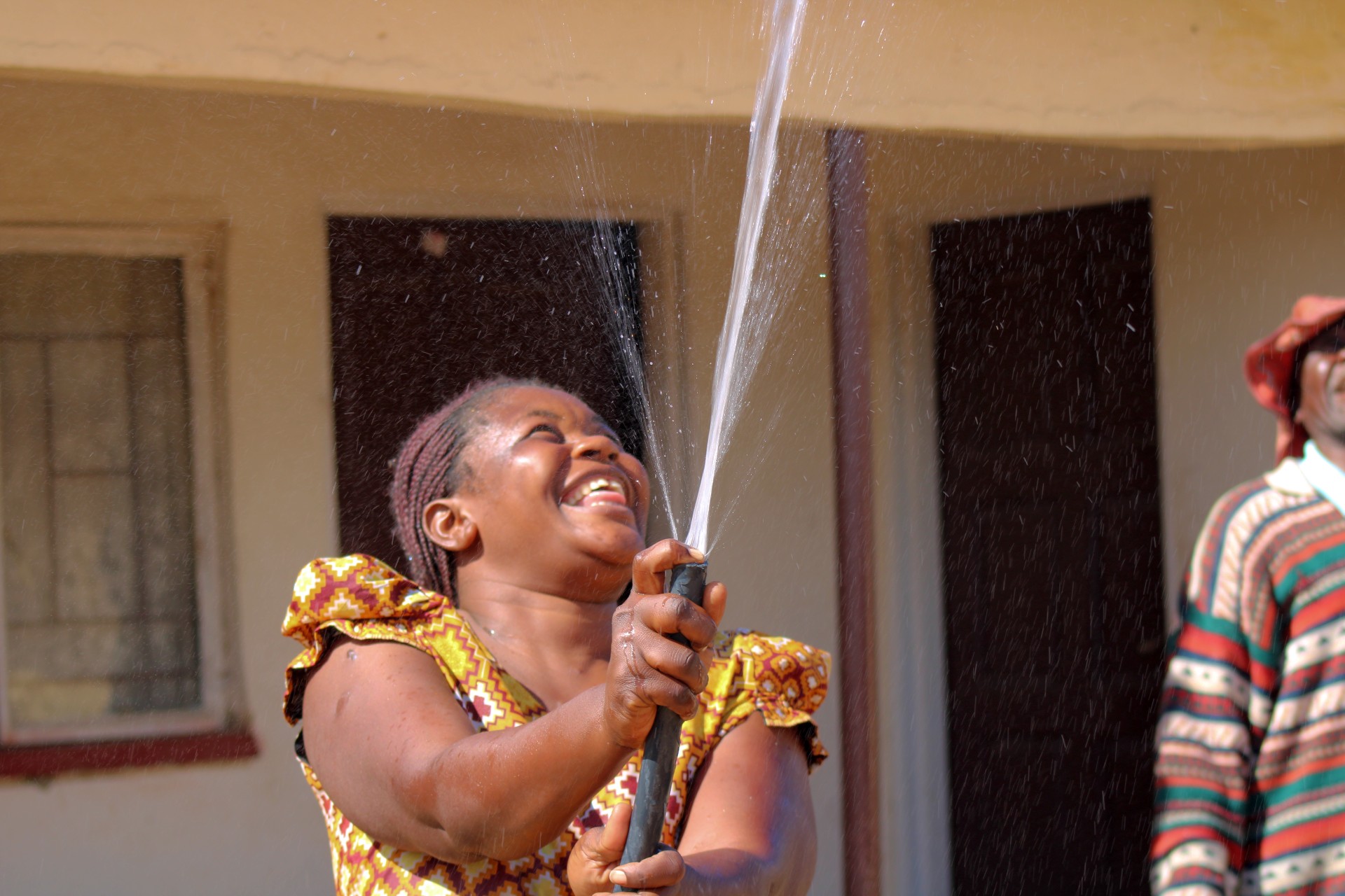 Chitungwiza Residents Forced To Buy Water From Touts