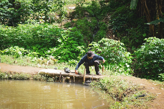 warga desa yang memancing ikan