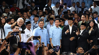 Debat Pertama Capres 2024 yang diadakan oleh Komisi Pemilihan Umum RI (KPU RI) menghadirkan ketiga calon presiden yakni Ganjar Pranowo, Prabowo Subianto dan Anies Baswedan pada Selasa (12/12) di Jakarta. (VOA/Indra Yoga)