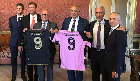 Didascalia foto da sinistra: Diego Gigliani, managing director CFG, Ferran Soriano, CEO DI CFG, il vicepresidente della Regione Siciliana Gaetano Armao, il sindaco Roberto Lagalla, il presidente del Palermo Dario Mirri e Alberto Galassi, membro del Board CFG