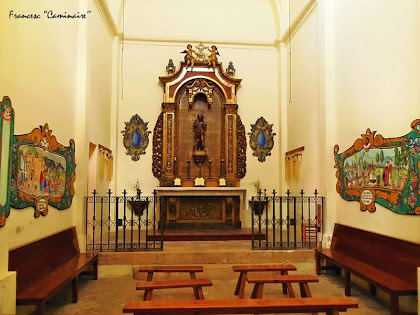 Interior de la capella de Sant Roc on es poden apreciar, a les parets laterals, els retaules pintats per Pilarin Bayés. Autor: Francesc "Caminaire"