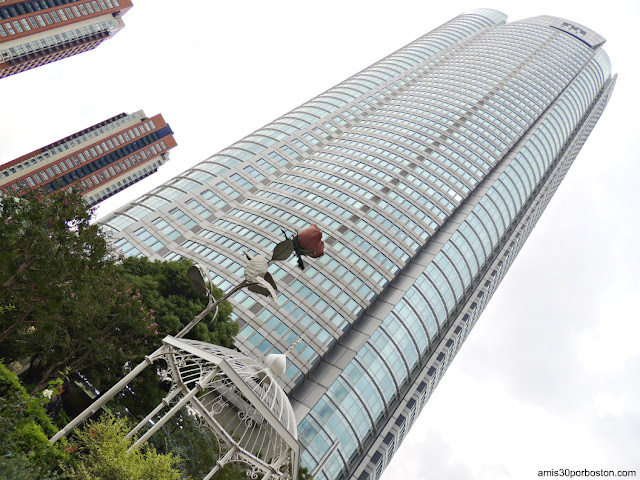 "Rose" de la Artista Isa Genzken en Roppongi Hills