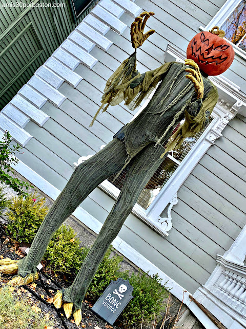 Decoraciones de Halloween en el Distrito Histórico McIntire en Salem