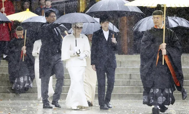 Emperor Naruhito, Empress Masako, Crown Prince Akishino, Crown Princess Kiko, Emperor Akihito and Empress Michiko