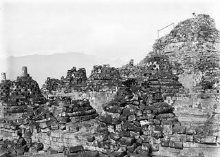 Reruntuhan Candi Borobudur sebelum di pugar 