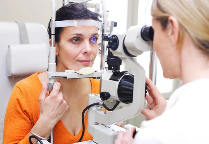 وكالة البيارق الإعلامية  قد يتسبب مرض السكري في العديد من الأضرار لصحة العين والرؤية، بل إنه قد يؤدي إلى فقدان البصر، لكن هذا قد يحدث فقط في حالة إهمال العلاج. تعرف الآن على تأثير مرض السكري على صحة العين بالتفصيل، وما هي طرق الوقاية والعلاج من تلك الأضرار المحتملة.  لماذا يؤثر مرض السكري على العين يعد الأنسولين هو الهرمون المسؤول عن نقل الجلوكوز من الدم إلى خلايا الجسم، لكن عند الإصابة بمرض السكري (بالإنجليزية: Diabetes Mellitus) فإن الجسم لا ينتج الأنسولين كما هو الحال في مرض السكري من النوع الأول، أو لا يستجيب للأنسولين كما يحدث في النوع الثاني من مرض السكري، وبذلك يتواجد الكثير من الجلوكوز في الدم مما يؤدي إلى تلف الأعصاب والأوعية الدموية، ويؤثر ذلك سلباً على الصحة العامة ومنها صحة العين. تأثيرات السكري على العين عادةً تتأثر مختلف أعضاء الجسم بمرض السكري مثل الكلى والجهاز العصبي، إلا أن أكثر التأثيرات وأهمها تكون على العين، وقد يسبب مشاكل متعددة تتراوح بين الخطيرة والبسيطة ولكل منها طريقة تشخيص وطريقة علاج. إعتام عدسة العين يعد إعتام عدسة العين (بالإنجليزية: Cataract) أمراً شائعاً مع التقدم في العمر، لكن قد يؤدي مرض السكري إلى إصابة الشخص بهذه الحالة في عمر مبكر، نظراً لأن مستويات الجلوكوز المرتفعة تعمل على تراكم الترسبات في عدسة العين. الزرق قد ينتج الزرق (بالإنجليزية: Glaucoma) عن الإصابة بمرض السكري، وذلك لأن ارتفاع مستوى السكر في الدم يؤدي إلى تلف الأوعية الدموية في شبكية العين، وتتكون أوعية دموية جديدة غير طبيعية على القزحية، وهي الجزء الملون من العين، وتسد هذه الأوعية خروج السوائل من العين، وتتراكم، ويرتفع ضغط العين، وتحدث الإصابة بالزرق. اعتلال الشبكية السكري يعد اعتلال الشبكية السكري (بالإنجليزية: Diabetic Retinopathy) من أكثر مسببات فقدان البصر، ويحدث نتيجة انتفاخ الأوعية الدموية وتلفها، وبمرور الوقت قد تنسحب الشبكية من مكانها الطبيعي، وتشمل مراحل اعتلال الشبكية السكري ما يلي:  اعتلال الشبكية الخلفي: تتمدد الأوعية الدموية في الجزء الخلفي من الشبكية وبذلك يتسرب الدم، لكن بكميات ضئيلة للغاية فلا يتأثر البصر في هذه المرحلة.  اعتلال الشبكية قبل التكاثر: يصبح النزيف أكثر قوة في هذه المرحلة، وقد تتأثر الرؤية، ولذلك ينصح الطبيب بإجراء فحص دوري للعين كل ثلاثة أشهر، مع الالتزام بعلاج مرض السكري.  اعتلال الشبكية التكاثري: تتكون في هذه المرحلة أوعية دموية جديدة غير طبيعية بكثرة على شبكية العين، ويصبح النزيف كبيراً حتى يحدث انفصال للشبكية بعيداً عن الجزء الخلفي من العين، وفي هذه الحالة يحدث فقدان للبصر.  اعتلال البقعة السكري: يسمى أيضاً باسم الوذمة البقعية السكرية، حيث تقع هذه البقعة في مركز الشبكية وهي المسؤولة عن توفير رؤية واضحة، لكن بسبب تأثير مرض السكري على الأوعية الدموية فقد يحدث تسريب للدم المتواجد في الأوعية الدموية التي تقع داخل الشبكية إلى تلك البقعة، مما يؤدي إلى تشوش الرؤية، ويعجز الشخص عن رؤية التفاصيل الدقيقة، وبذلك لن يتمكن من القراءة أو القيادة. ما هي الأعراض التي تدل على تأثير مرض السكري على صحة العين يحدد الطبيب موعداً دورياً لفحص العين فور اكتشاف إصابتك بمرض السكري، وذلك للكشف المبكر عن أي مشكلة وحلها على وجه السرعة، وفي بداية الأمر يسأل الطبيب عن أي أعراض تعاني منها، وتشمل الأعراض التي تدل على تأثير مرض السكري على صحة العين ما يلي:  عدم وضوح الرؤية.  الرؤية الضبابية.  مشاكل في رؤية الألوان.  ألم واحمرار العين.  رؤية ومضات من الضوء.  وجود ظل مظلم يؤثر على الرؤية. كيف يمكن التأكد من مدى تأثير مرض السكري على صحة العين يمكن أن يتأكد الطبيب من مدى تأثير مرض السكري على صحة العين خلال الموعد الدوري لفحصها، حيث يتابع حالتها بدقة، ويراقب أي تغيير قد يطرأ عليها منعاً للإصابة بأي مضاعفات، وخطوات فحص العين هي كالتالي:  يضع الطبيب قطرات في العين لتوسيع الحدقة.  يستخدم كاميرا خاصة تلتقط صوراً للشبكية وترسل هذه الصور إلى برنامج كمبيوتر يحللها في أقل من دقيقة ليحدد حالتها بدقة.  بناء على تلك النتائج يحدد الطبيب الميعاد التالي والخطة العلاجية المناسبة. ما هي طرق علاج تأثير مرض السكري على صحة العين يبدأ الطبيب في وضع الخطة العلاجية المناسبة بعد الانتهاء من فحص العين، والتأكد من كيفية تأثير مرض السكري على صحة العين، مع العلم أن الخطوة الأولى هي السيطرة على مستوى الجلوكوز في الدم للحفاظ على الصحة العامة وصحة العين أيضاً، والعلاج يشمل ما يلي:  علاج اعتام عدسة العين: يجري الطبيب جراحة لاستبدال العدسة الغائمة بأخرى اصطناعية.  علاج الزرق: يشمل علاج الزرق الأدوية التي تخفض ضغط العين وتقلل كمية السوائل التي تفرزها العين، كما قد يلجأ الطبيب لإجراء جراحة بالليزر لتقليل عدد الأوعية الدموية في الجزء الخلفي من العين.  علاج اعتلال الشبكية السكري: يوجد عدة طرق لعلاج تلك الحالة، فقد يحقن الطبيب بعض الأدوية في العين تمنع تكوين أوعية دموية جديدة، أو قد يجري جراحة بالليزر لعلاج اعتلال الشبكية التكاثري أو اعتلال البقعة، وقد يجري الطبيب جراحة الشبكية والجسم الزجاجي في الحالات المتقدمة لإزالة المادة الشفافة التي تملأ الفراغ خلف عدسة العين والتي قد تسبب انفصال الشبكية. هل يمكن الوقاية من تأثير مرض السكري على صحة العين نعم، يمكن الوقاية من تأثير مرض السكري على صحة العين، وذلك عن طريق اتباع أسلوب حياة صحي وفقاً للخطوات التالية:  الالتزام بالمواعيد التي يحددها الطبيب بدقة.  مراقبة مستوى سكر الدم بانتظام والحفاظ على مستواه الطبيعي عن طريق الالتزام بالعلاج.  خفض ضغط الدم المرتفع وفقاً لإرشادات الطبيب.  اتباع نظام غذائي صحي ومتوازن منخفض الملح، والسكر، والدهون.  ممارسة التمارين الرياضية بانتظام.  تجنب أشعة الشمس فوق البنفسجية الضارة عن طريق ارتداء النظارات الشمسية.  التوقف عن التدخين. إذا كنت تعاني بالفعل من مرض السكري باختلاف أنواعه، كل ما عليك فعله هو متابعة حالتك دائماً مع الطبيب المختص والالتزام بتعليماته، وزيارته وفقاً للجدول الذي أعده لك، في هذه الحالة لن تتفاقم الأعراض وستحافظ على صحتك بشكل عام، وعلى صحة عينيك أيضاً، وتذكر دائماً أن الوقاية خير من العلاج.