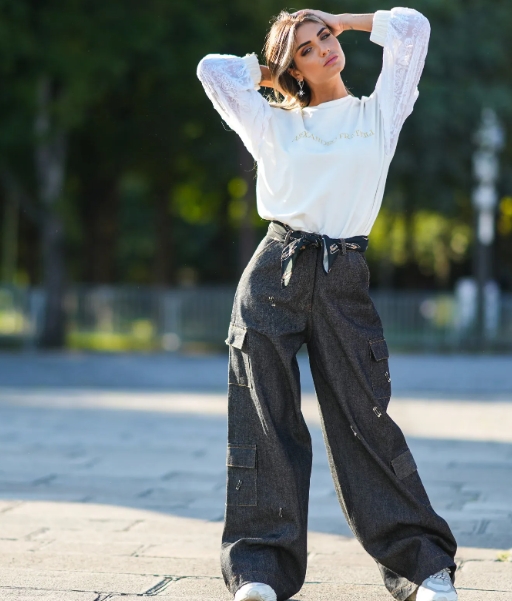 Esta falda larga estampada es el truco de estilo que usan las mujeres de  más de 50 años para rejuvenecer su look en primavera-verano