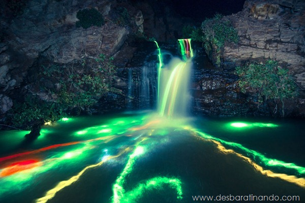 glow-sticks-dropped-into-waterfalls-lenz-abildgaard-arco-iris-luz-cachoeira-desbaratinando (1)