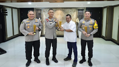 Kapolda Jatim dan Dua Komisaris Besar Polisi Raih Penghargaan PWI Jatim Award 2024