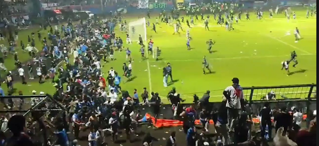 Almeno 174 persone sono state uccise in una fuga precipitosa in uno stadio di calcio nella città orientale di Malang