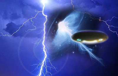 gigantesco UFO catturato durante una tempesta