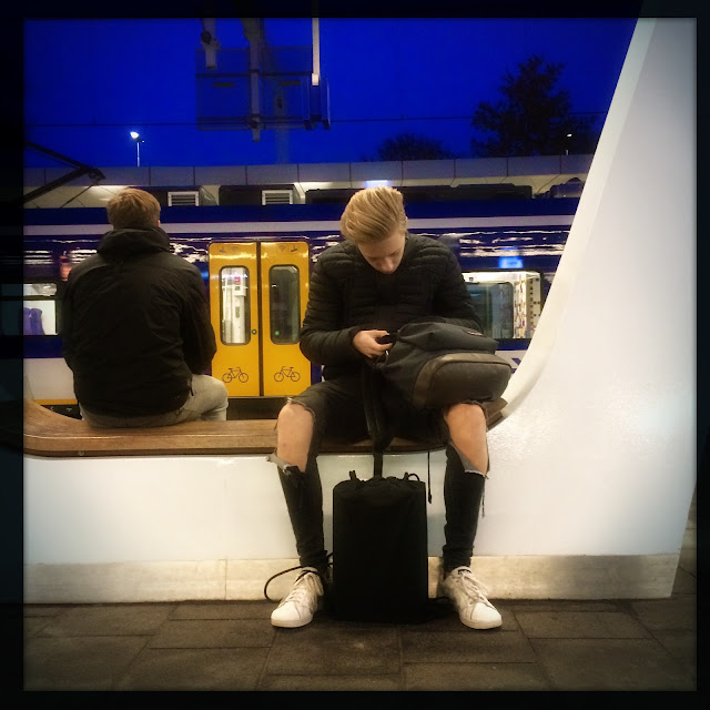 Knieën, station Arnhem. Hipstamatic: Lumière + W40. Foto: Robert van der Kroft