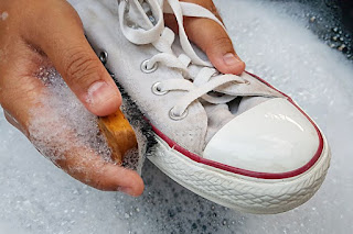 Cara Ampuh Membersihkan Sepatu Kanvas Putih: Tips dan Trik Efektif