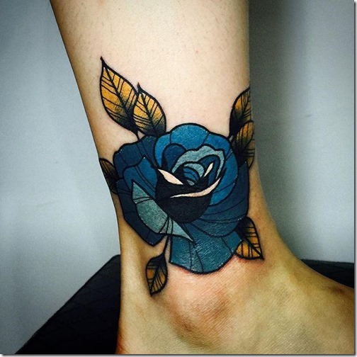 tatuaje_de_rosa_azul_en_el_pe