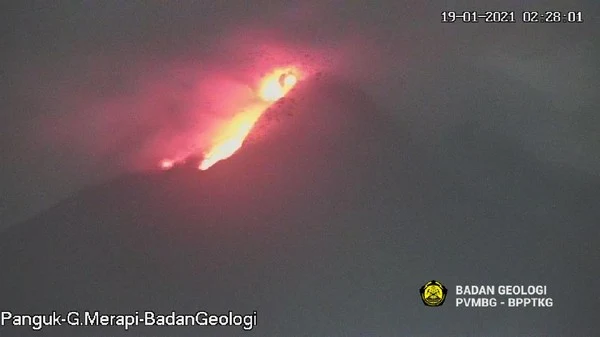 Penampakan Merapi Muntahkan Awan Panas Sejauh 1,8 Km Dini Hari Tadi