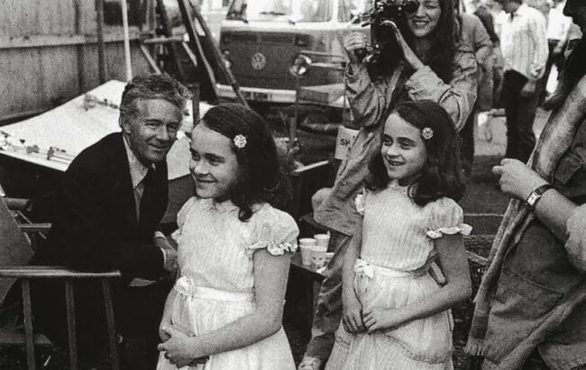 60 Iconic Behind-The-Scenes Pictures Of Actors That Underline The Difference Between Movies And Reality - The twins don’t look creepy at all as they did in the The Shining