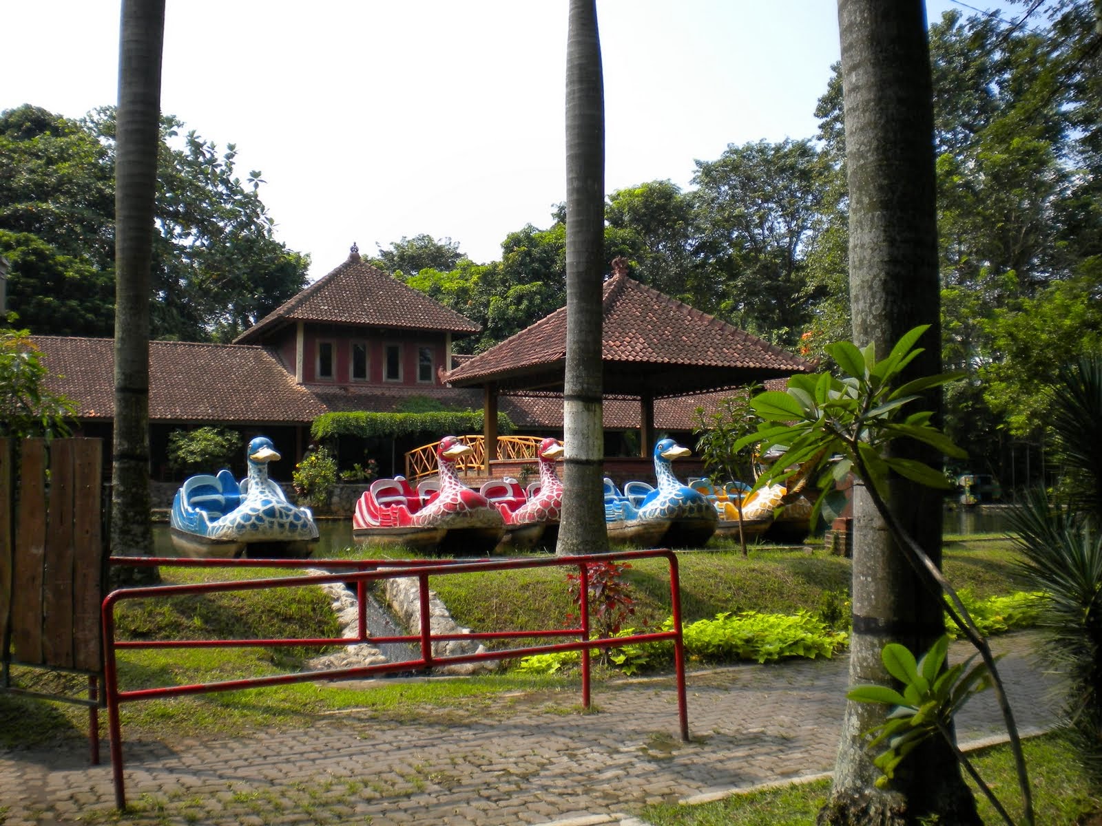 arena bermain perahu bebek  Taman Lele Semarang  wisata semarang