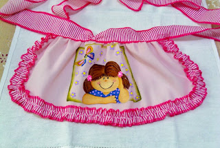 avental de festa junina com pintura de menina na janela