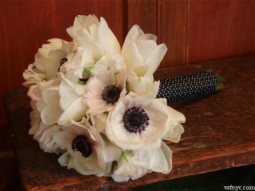 black and white wedding flowers