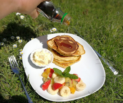 Schnelle American Pancakes mit Obst, Butter und Ahornsirup