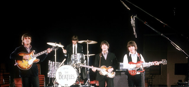 Los Beatles, de izquierda a derecha, John Lennon, Ringo Starr, Paul McCartney y George Harrison, siendo filmados para un clip promocional durante la sesión de Abbey Road para grabar Paperback Writer y Rain, abril de 1966
