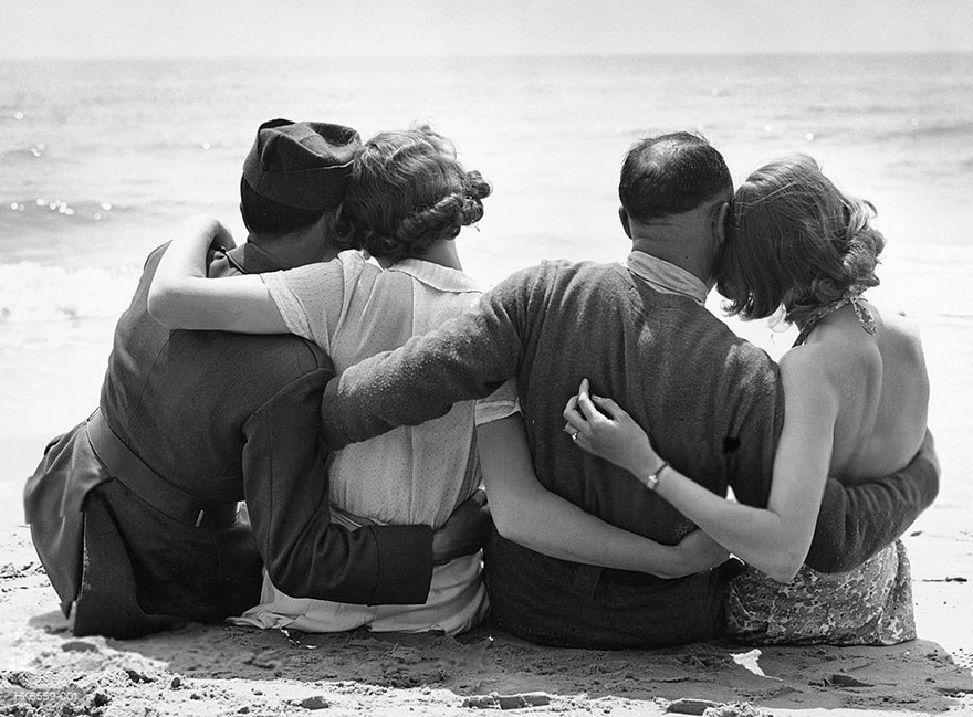 60 + 1 Heart-Warming Historical Pictures That Illustrate Love During War - Evacuated French Troops Relax On An English Beach