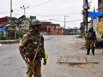 J&K - श्रीनगर  में सुरक्षाबलों ने मार गिराया एक आतंकी, हथियार बरामद