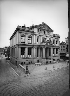 1920 : Voorkant en westelijke zijkant van het Schielandshuis (Rijksdienst voor Cultureel Erfgoed)