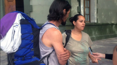 Matrimonio de El Huecú viajó a dedo para reclamar por una casa