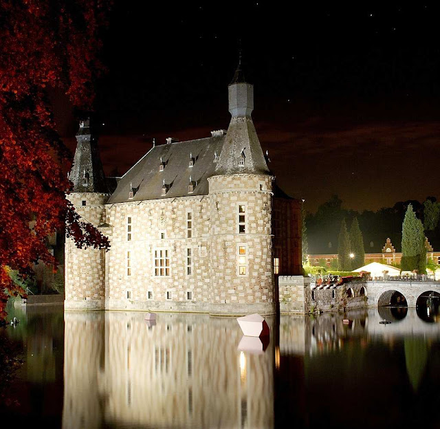 Castelo de Jehay, Bélgica, na noite