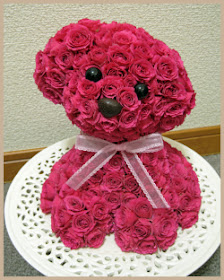 Perrito hecho con rosas fucsia.
