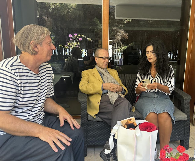 Gazmend Freitag during his visit to Ismail Kadare's residence in Durrës, Albania; Ismail Kadare in the middle and Asie Duka on the right. September 9, 2023 © Bujar Hudhri