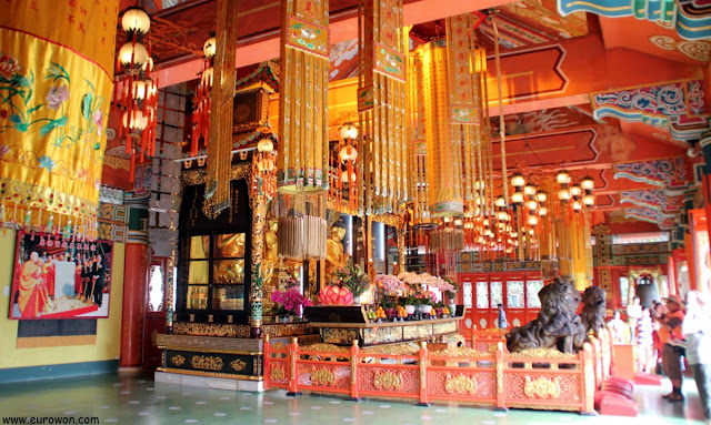 Altar principal del monasterio Po Lin en la isla Lantau