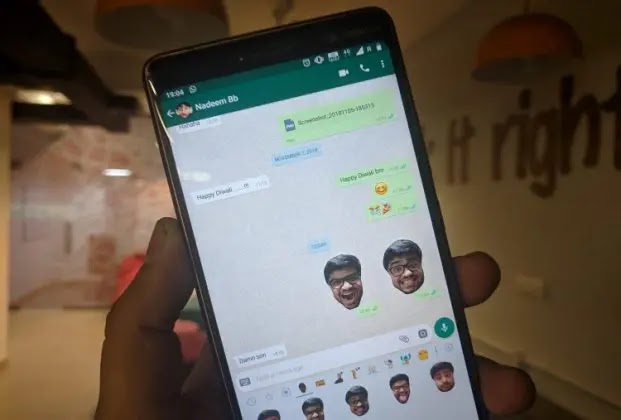 إرسال ملصقات في WhatsApp