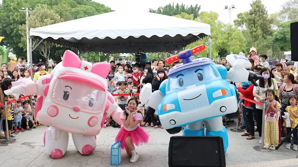 ▲員林蜀葵花季今天在員林南區公園開幕，迎接兒童節到來，特別邀請【救援小英雄POLI波力】的波力與安寶到場與民眾同樂。（記者林明佑翻攝）