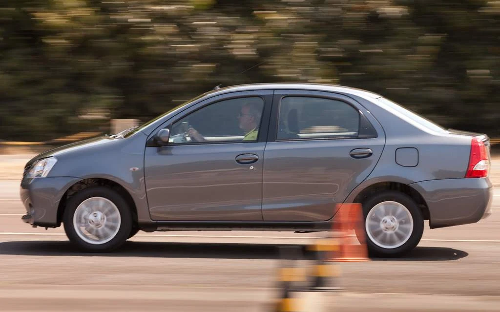 Ford Ka Sedan x Toyota Etios Sedan 