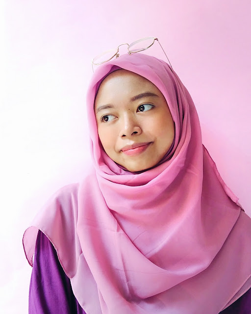 bagaimana padu padan hijab dusty pink