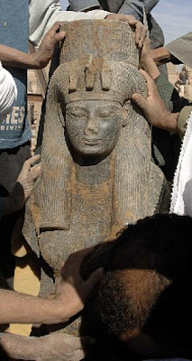Patung Queen Tiye yang dipamerkan di museum Mesir kairo inilah  Queen Tiye
